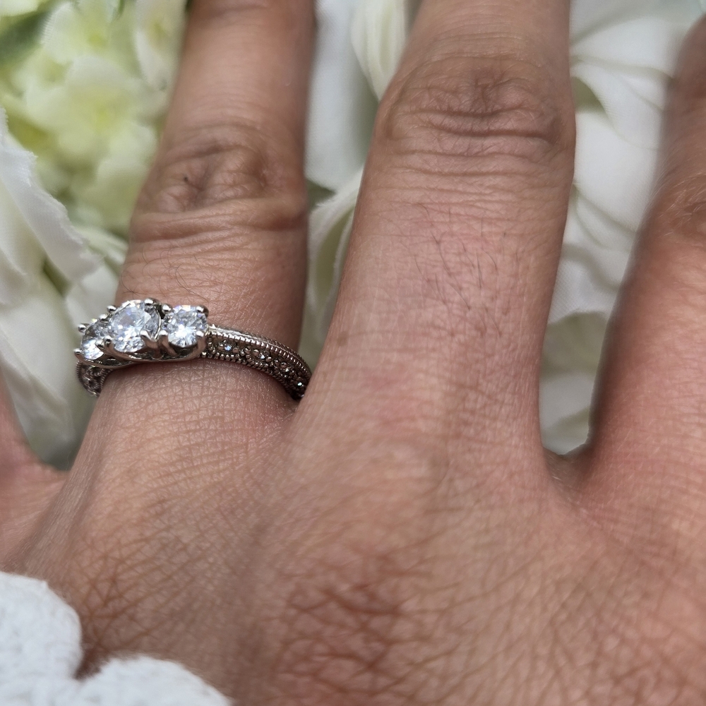 🥰 LUXUR ENGAGEMENT RING - Picture 6 of 7